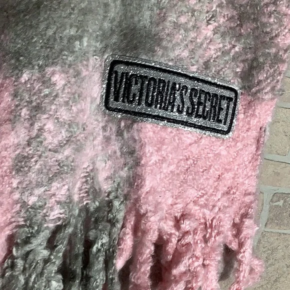 Victoria’s Secret NEW - soft fuzzy warm fringe scarf grey pink - Picture 2 of 3